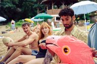 All You Need – Ein Tag am See: Levo (Arash Marandi), Sarina (Christin Nichols) und Robbie (Frédéric Brossier).