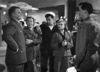 Swiss Tour – Swiss Tour Après-Ski in Uniform: Alan Hale jr. als Joe, Richard Erdman als Eddy, Cornel Wilde als Stanley, Simone Signoret als Yvonne, John Baragray als Jack