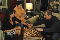 Modern Family – Jay (Ed O'Neill, r.) will Schwiegersohn Phil ein Schachspiel zum Geburtstag schenken, jedoch nicht, ohne es vorher auszuprobieren. Manny (Rico Rodriguez) muss als Gegner herhalten, denn Jay möchte Glorias (Sofia Vergara) Sohn das Spiel "näherbringen"...