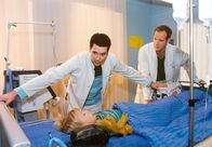 In aller Freundschaft – 05 Uhr. Dr. Achim Kreutzer (Johannes Steck, re.) glaubt, dass der AIPler Brentano (Thomas Koch, li.) eigenmächtig sich in die Behandlung der schwer asthmakranken Hanna (Clara Dietze) eingemischt zu haben. Es kommt zm Eklat...