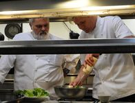 In Teufels Küche mit Gordon Ramsay – Gordon Ramsay (r.)