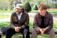 Good Will Hunting – Der Psychologie-Professor Sean Maguire (Robin Williams, l.) nimmt den genialen Hausmeistergehilfen Will Hunting (Matt Damon) unter seine Fittiche.