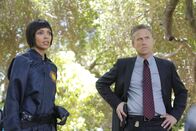 Bones - Die Knochenjägerin – Noch steht das ganze Jeffersonian unter Schock, weil Brennan des Mordes verdächtigt wird und untergetaucht ist, da wird das Team schon zum nächsten Tatort gerufen. Dr. Camille Saroyan (Tamara Taylor) und Special Agent Hayes Flynn (Reed Diamond) leiten die Ermittlungen.