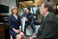 Die Rosenheim-Cops – Hansen (Igor Jeftic, M.) und Hartl (Michael A. Grimm, r.) erhoffen sich von Petra Schwarz (Katharina Abt, l.) neue Erkenntnisse.