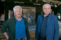 Tatort – Carl gesteht den Kriminalhauptkommissaren Ivo Batic (Miroslav Nemec, links) und Franz Leitmayr (Udo Wachtveitl, links) die Affäre mit Nora.