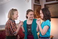 Schloss Einstein – Die drei BFFs Martha (Luna Kuse), Nele (Hanna-Sophie Stötzel) und Sarah (Selma Kunze) freuen sich.