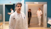 Notruf Hafenkante – Dr. Lazar Sharif (Atheer Adel) ist der neue Arzt im Elbkrankenhaus.