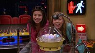iCarly – L-R: Carly Shay (Miranda Cosgrove), Sam Puckett (Jennette McCurdy)