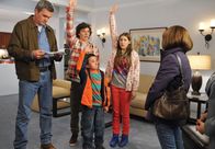 The Middle – Als Frankie (Patricia Heaton, r.) und Mike (Neil Flynn, l.) den Kindern eröffnen, eventuell in ein Apartment ziehen zu wollen, sind Axl (Charlie McDermott, 2.v.l.), Brick (Atticus Shaffer, M.) und Sue (Eden Sher, 2.v.r.) alles andere als erfreut ...