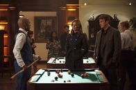 Castle – Nach dem Mord an einem Billardprofi befragen Kate Beckett (Stana Katic, M.) und Richard Castle (Nathan Fillion, r.) Fats Shepherd (Tom Wright, l.) ...