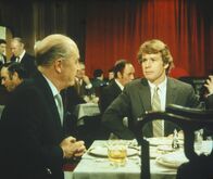 Love Story – Oliver Barrett IV (Ryan O'Neal, r.) kann nicht verstehen, dass sein Vater Oliver Barrett III (Ray Milland, l.) gegen seine Beziehung mit Jennifer ist ...