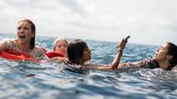 Montagskino im ZDF: Something in the Water – Die jungen Frauen versuchen nach einem Schiffbruch ihres Bootes im Ozean zu überleben. Von links: Lizzie (Lauren Lyle), Kayla (Natalie Mitson), Meg (Hiftu Quasem) und Cam (Nicole Rieko Setsuko).