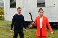 WaPo Bodensee – Bankräuber Martin Draheim (Adam Venhaus, l.) scheint sich mit Geisel Katrin Ohlschläger (Janina Elkin, r.) gegen seinen Bruder verbündet zu haben.