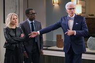 The Good Place – Michael (Ted Danson, r.) versucht, Eleanor (Kristen Bell, l.), Chidi (William Jackson Harper, M.), Tahani und Jason vorzugaukeln, dass sie im "Good Place" sind, obwohl sie im "Bad Place" sind. Doch dann erhält Eleanor einen Hinweis, der sie zum Zweifeln bringt ...