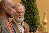 Inspector Barnaby – Gerard King (Colin Salmon, l.) und der Veranstalter der Esoterik-Messe, Peter Saint-Stephens (Clive Mantle, r.), haben einiges zu bereden - nicht alles davon sollte jeder wissen.