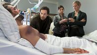 Tatort – Der Familienvater Leo Janek (Florent Raimond, l) ist schwer verletzt und nicht ansprechbar. Woher die Verletzungen stammt, ist für die Kommissare Peter Faber (Jörg Hartmann, 2.v.l.), Nora Dalay (Aylin Tezel, 2.v.r) und Martina Bönisch (Anna Schudt, r) ein Rätsel.