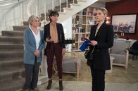 Rote Rosen – Merle (Anja Franke, M.) und Dörte (Edelgard Hansen, l.) sind überrascht, als kurz bevor das Rede-Duell starten soll, die Presse Amelies (Lara-Isabelle Rentinck, r.) Mauscheleien mit "WolfPaper" veröffentlicht.