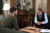 Rote Rosen – David (Arne Rudolf, l.) und Gunter (Hermann Toelcke, r.) sind sich uneinig, wie sie mit Amelies Zwangslage umgehen sollen.