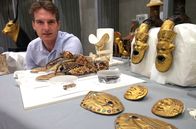 Der Fall Tutanchamun – Der Historiker Dan Snow mit einigen der gefunden Goldschätze des Gottkönigs Tutanchamun.