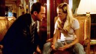 Law & Order: Special Victims Unit – Detective Elliot Stabler (Christopher Meloni) befragt Emily Harlin (Allison Munn), die Tochter des millionenschweren Opfers. Sie hat ihren Vater tot in seinem Schlafzimmer gefunden.