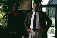 Bodyguard – Sicherheitschef Devaney (Bill Cobbs, l.) und Bodyguard Frank Farmer (Kevin Costner, r.) arbeiten nach gewissen Anfangsschwierigkeiten gut zusammen ...