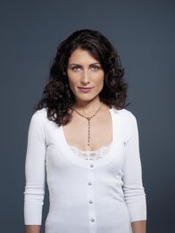 Dr. House – Dr. Lisa Cuddy (Lisa Edelstein) ist die Leiterin des Princeton Plainsboro Teaching Hospital und die direkte Vorgesetzte von Dr. House.