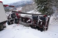 Ice Road Rescue - Extremrettung in Norwegen – Der Anhänger ist komplett in den Graben gestürzt und liegt auf der Seite. (National Geographic für Disney)