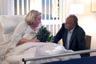 In aller Freundschaft – Prof. Simoni (Dieter Bellmann), der ehemalige Klinikleiter hat in der Sachsenklinik zu tun und hat gehört, dass Hildegard Marquardt (Doris Kunstmann), die Mutter von Sarah Marquardt, in der Klinik liegt. Er lässt er es sich nicht nehmen, ihr einen Besuch abzustatten. Hildegard freut sich sehr und fühlt sich gleich besser aufgehoben.