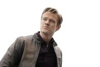 MacGyver – MacGyver (Lucas Till) untersucht ein mysteriöses Objekt, das in der Wüste Nevadas abegestürzt ist und wird dabei von einer Gruppe maskierter Männer angegriffen ...