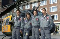 Die Rettungsflieger – "Die Rettungsflieger" vor ihrem SAR-Hubschrauber: Pilot Alex (Matthias Leja, l.), Rettungsärztin Maren (Gerit Kling, 2.v.l.), Sanitäter Thomas (Ulrich Bähnk, 2.v.r.) und Bordmechaniker Max (Frank Stieren, r.).