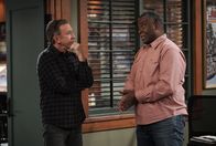 Last Man Standing – Mike Baxter (Tim Allen, l.); Chuck Larabee (Jonathan Adams, r.)