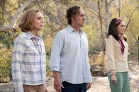 Stonehouse – In Australien: John Stonehouses (Matthew Macfadyen, Mi.) Versteck fliegt auf, während er mit seiner Frau Barbara Stonehouse (Keeley Hawes, li.) und seiner Geliebten Sheila Buckey (Emer Heatley, re.) im Busch picknickt.