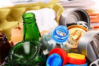 planet schule: Big Cities – In der mexikanischen Millionenstadt Monterrey wird es immer schwieriger, die Tausenden Tonnen Müll, die täglich produziert werden, zu entsorgen oder zu recyceln. Etwa 70 Prozent der Materialien sind wiederverwertbar _ wie Papier, Kunststoff oder Metall. Der Rest ist organischer Müll, von dem die Hälfte weiter genutzt werden kann. Öffentliche Behörden haben zusammen mit privaten Unternehmen ein neues Energiekonzept entwickelt: Der organische Abfall wird abgebaut und das dabei entstehende Methan genutzt, um zum Beispiel Motoren zu betreiben oder Strom zu erzeugen. Ein Beispiel, das Schule machen könnte, denn zahlreiche Millionenstädte haben mit wachsenden Müllproblemen zu kämpfen.