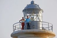 Death in Paradise – DS Madeleine Dumas (Aude Legastelois) und DI Jack Mooney (Ardal O'Hanlon) erfahren von einem tödlichen Sturz, der sich auf dem Leuchtturm ereignete.