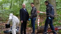 Der Staatsanwalt – Kommissar Max Fischer (Max Hemmersdorfer, 2.v.r.) sucht zusammen mit Oberstaatsanwalt Bernd Reuther (Rainer Hunold, 2.v.l.) nach Hinweisen am Tatort.