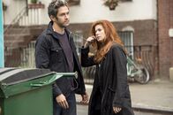 Detective Laura Diamond – Bei den Ermittlungen in einem neuen Mordfall stößt Laura (Debra Messing, r.) auf Tony (Neal Bledsoe, l.), der nicht nur ein Verdächtiger ist, sondern auch zu einem ernsthaften Schwarm von ihr wird ...