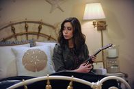 How I Met Your Mother – Von ihrem Verlobten Lois getrennt, zieht Tracy (Cristin Milioti) in das Farhampton Inn Hotel Zimmer 6. Gleich nebenan: Ted ...