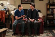 Two and a Half Men – Haben Probleme mit ihren Frauen: Walden (Ashton Kutcher, r.) und Alan (Jon Cryer, l.) ...