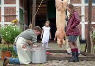 Nordisch herb – Schlachtfest auf dem Biohof Meede: Fasziniert schaut Mimi (Sophie Schirmer, r.) Bauer Meede (Josef Heynert, l.) beim Schlachten zu.