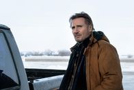 The Ice Road – Der Trucker Mike McCann (Liam Neeson) kümmert sich neben der Arbeit um seinen kranken Bruder Gurty.
