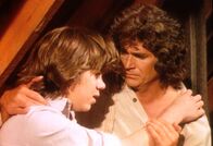 Unsere kleine Farm – Seit dem Tod seiner Mutter ist der kleine Andrew (Patrick Laborteaux, l.) verzweifelt und sucht Hilfe bei Charles (Michael Landon, r.) ...