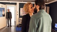 RESET - Wie weit willst du gehen? – Moderatorin Flo Bohringer (Katja Riemann, M.) hat keine Lust mehr, ihre Beziehung zu Regisseur Milan Rakas (Dejan Bu?in, r.) vor ihrem Chef Wolfgang Bahic (Oscar Ortega Sánchez, l.) geheim zu halten.