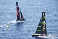 Segeln: America's Cup – Training in Barcelona vor der Louis Vuitton Preliminary Regatta. 19. August 2024. EMIRATES TEAM NEW ZEALAND, INEOS BRITANNIA