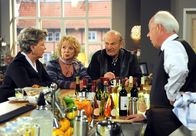 Rote Rosen – ARD ROTE ROSEN FOLGE 1856 Uhr im ERSTEN. Inge (Peggy Lukac, r.) und Udo (Klaus Mikoleit, r.) erzählen Erika (Madeleine Lierck-Wien, 2.v.l.) und Hannes (Claus Dieter Clausnitzer, 2.v.r.) von ihrem Entschluß, ihre Jobs zu kündigen und endgültig auf den Eichenhof zu ziehen.