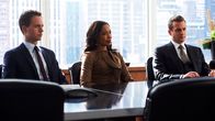 Suits – Jessica (Gina Torres, M.), Harvey (Gabriel Macht, r.) und Mike (Patrick J. Adams, l.) stellen sich gemeinsam der Klage gegen ihre Kanzlei. Während Hardman versucht, das Team zu spalten, demonstrieren sie Geschlossenheit.