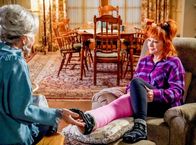 Young Sheldon – L-R: Constance 'Meemaw' Tucker (Annie Potts) und June (Reba McEntire)