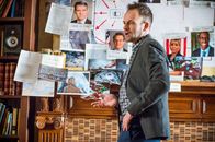 Elementary – Sherlock Holmes (Jonny Lee Miller) hat wie immer kluge Ansichten zum aktuellen Fall, doch ihn nervt die Mitwirkung seines früheren Kollegen Lestrade kolossal ...