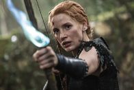 The Huntsman & The Ice Queen – Sara (Jessica Chastian) verfehlt niemals ihr Ziel.