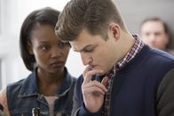Sirens – Brian (Kevin Bigley, r.) hat gehörigen Bammel davor, aus dem elterlichen Apartment auszuziehen. Gabby (Ashleigh LaThrop, .) und seine Freunde helfen ihm, mit diesem großen Vorhaben klar zu kommen ...