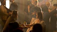 Der Palast – Die junge Rosa Steffen (Katia Fellin) und der junge Roland Wenninger (Nicolas Wolf) kommen sich auf einer Tanzveranstaltung näher.